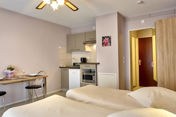 Estúdio clássico, 2 camas de solteiro | Cortinas blackout, Wi-Fi de cortesia, roupa de cama