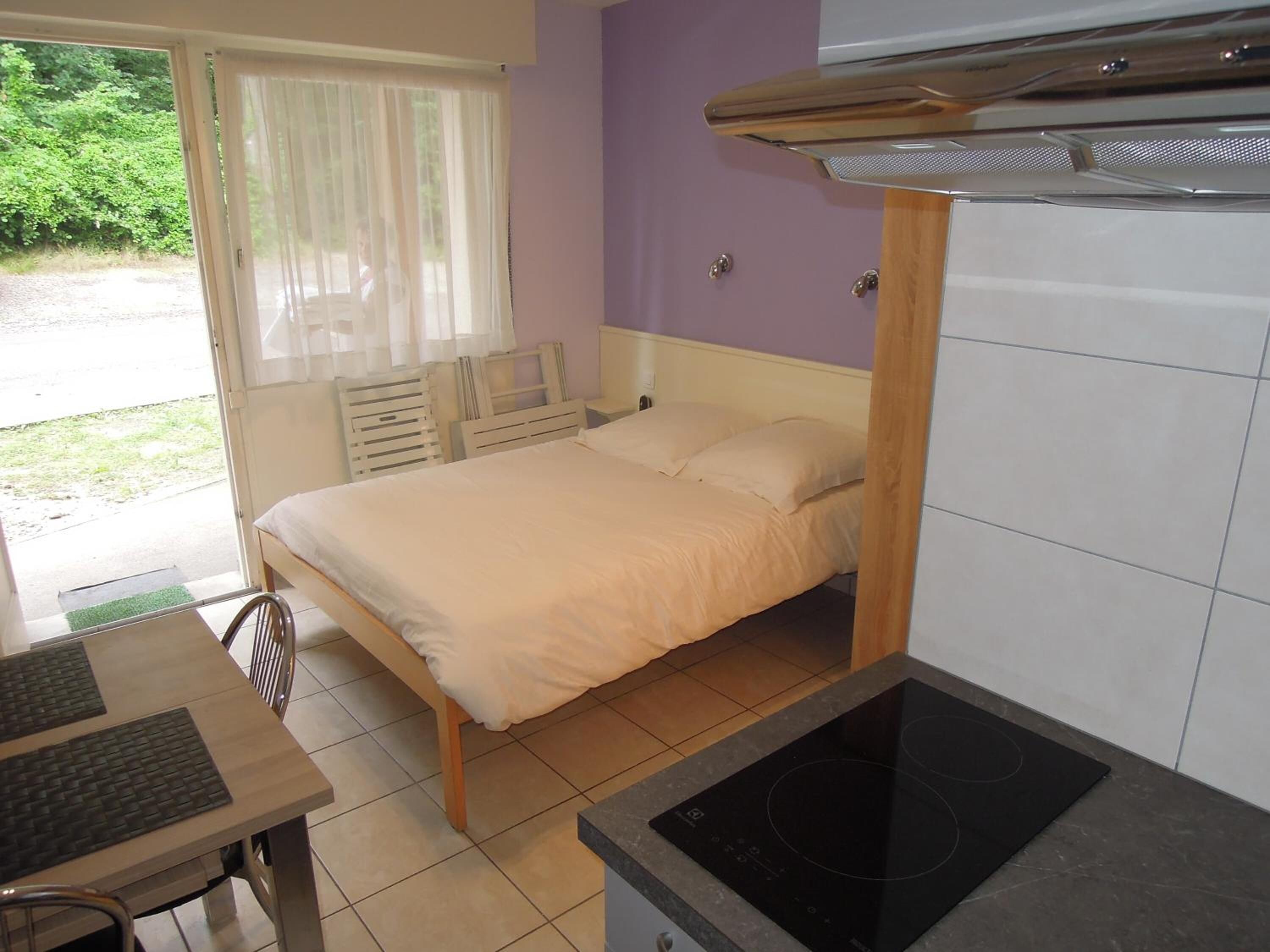 Cortinas opacas, wifi gratis, ropa de cama