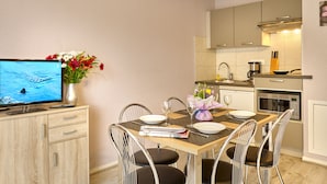 Family Studio | Private kitchen | Fridge, microwave, stovetop, electric kettle - Les Grands Chênes Amneville (Amneville)