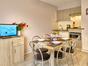 Family Studio | Private kitchen | Fridge, microwave, stovetop, electric kettle - Résidence Les Grands Chênes du Parc (Amneville)