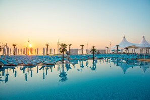 Una piscina cubierta, 11 piscinas al aire libre (24 horas), sombrillas