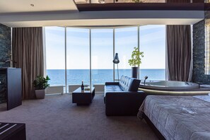 Suite – panorama, sjøutsikt | Sengetøy av topp kvalitet, minibar, safe på rommet og skrivebord
