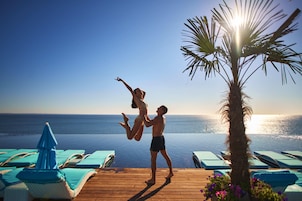 Una piscina techada, 11 piscinas al aire libre, sombrillas