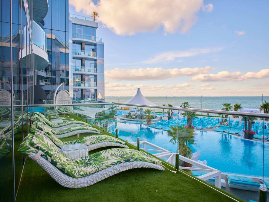 Superior Standard with Terrace, Sea View | Ropa de cama de alta calidad y minibar
