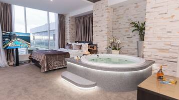 Phòng Suite, quang cảnh biển | 1 phòng ngủ, bộ đồ giường cao cấp, minibar, két bảo mật tại phòng