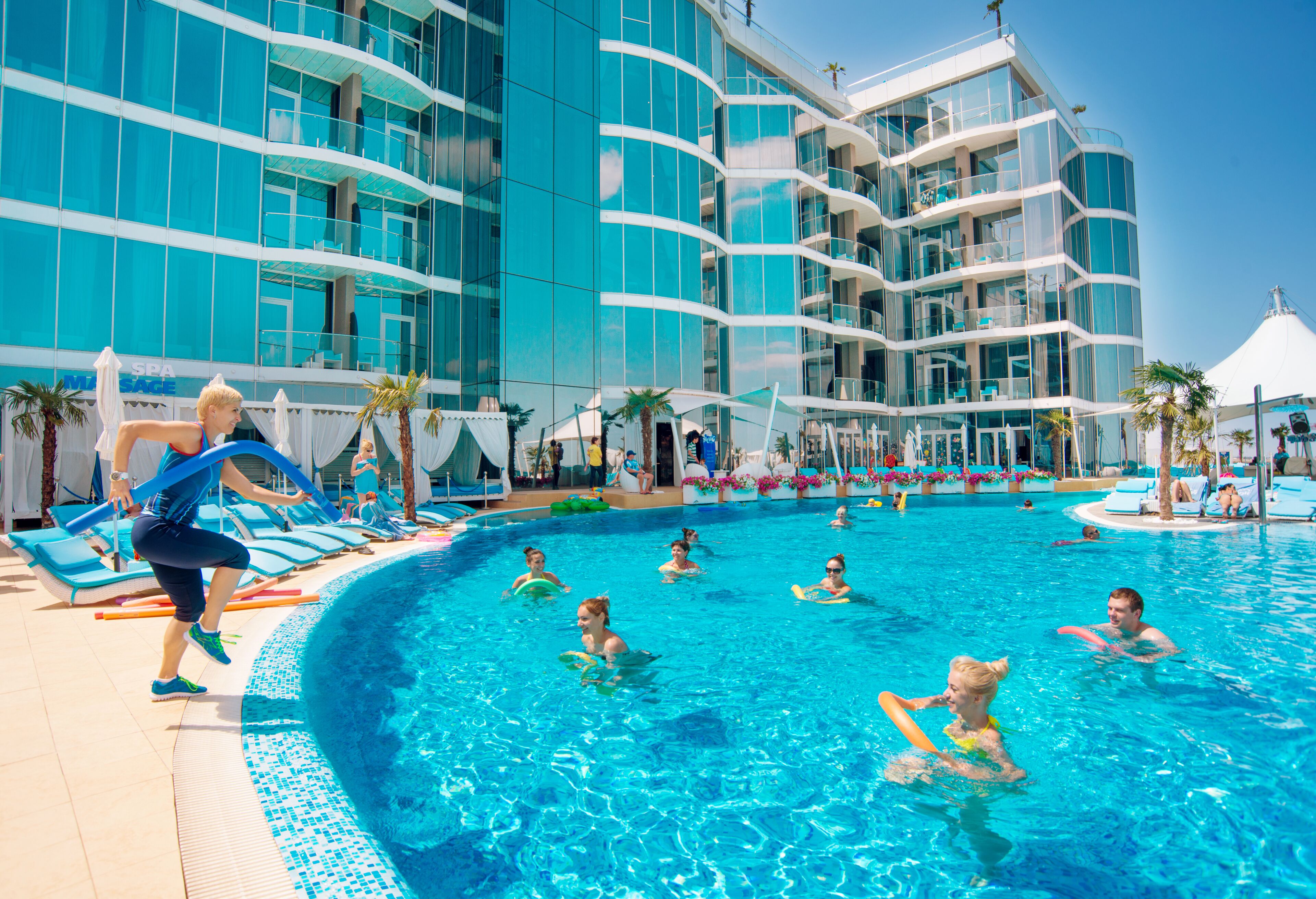 屋内プール、11 つの屋外プール、営業時間 24 時間営業、プール パラソル、サンラウンジャー