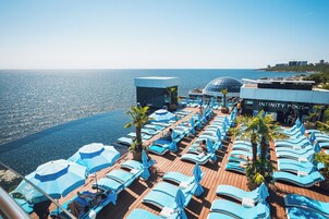 Una piscina techada, 11 piscinas al aire libre, sombrillas