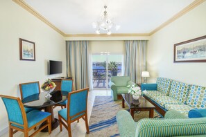 Suite junior | Área de sala de estar | Televisión y reproductor de DVD 