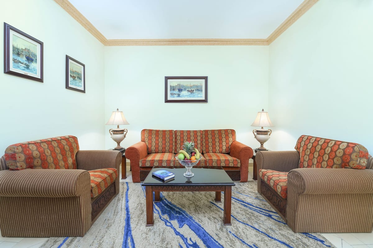 Executive Suite | 1 bedroom, minibar, in-room safe, blackout drapes