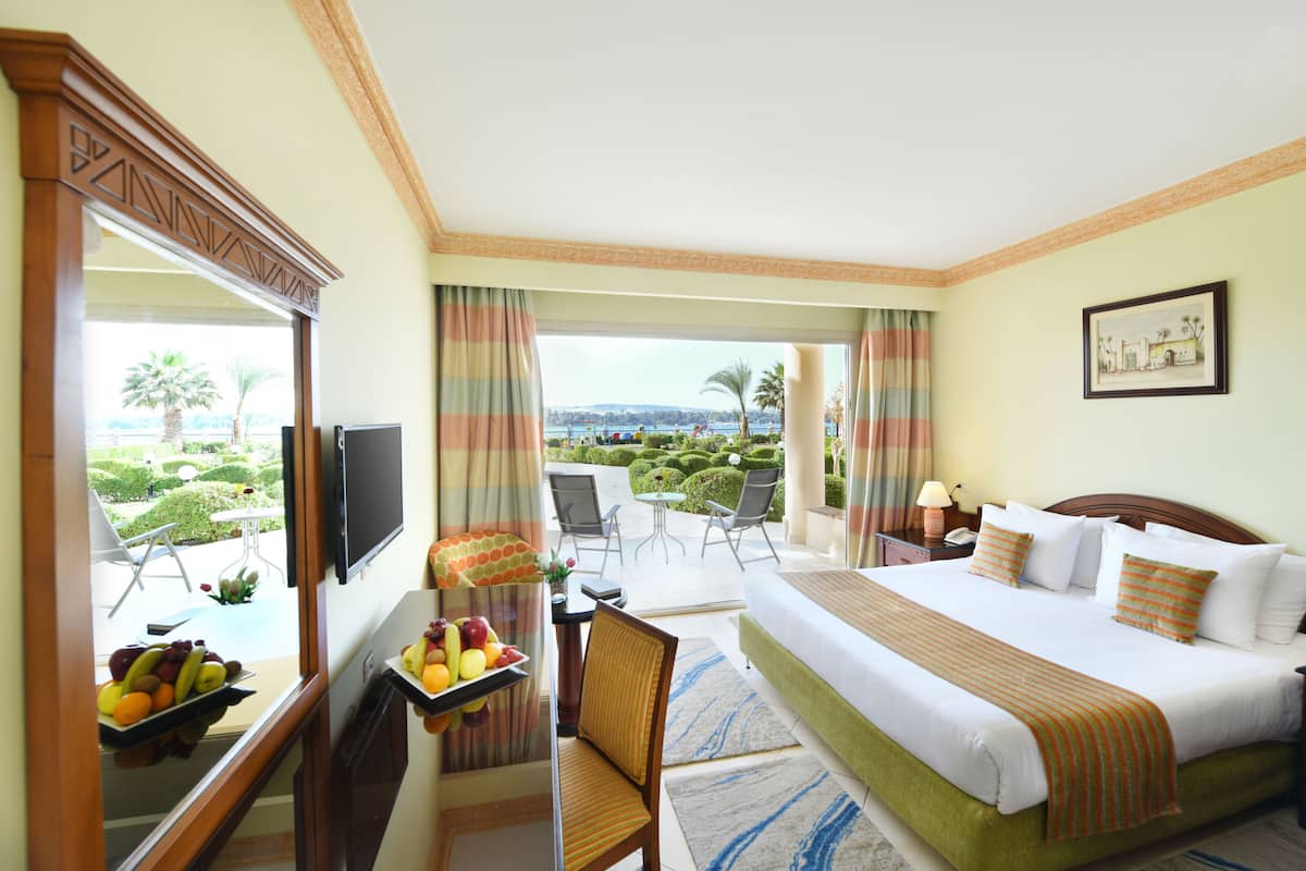 Deluxe Room | 1 bedroom, minibar, in-room safe, blackout drapes