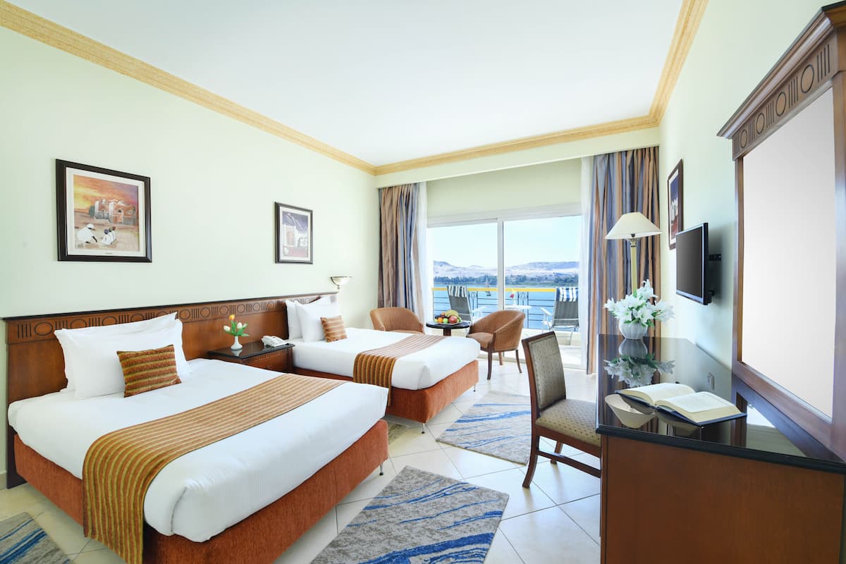Superior Room | 1 bedroom, minibar, in-room safe, blackout drapes