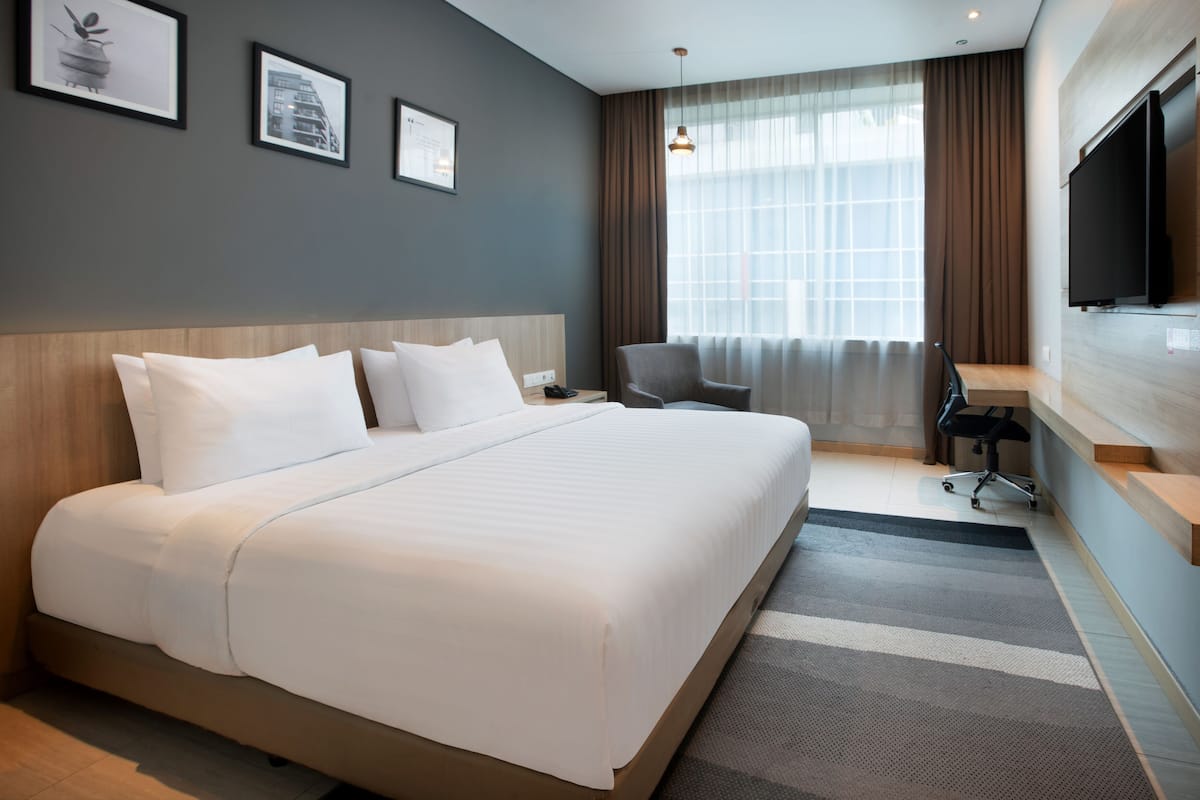Deluxe Double Room | 1 bedroom, minibar, in-room safe, desk
