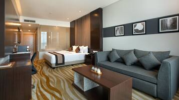 Quarto casal júnior, 1 cama King | Frigobar, cofres nos quartos, escrivaninha