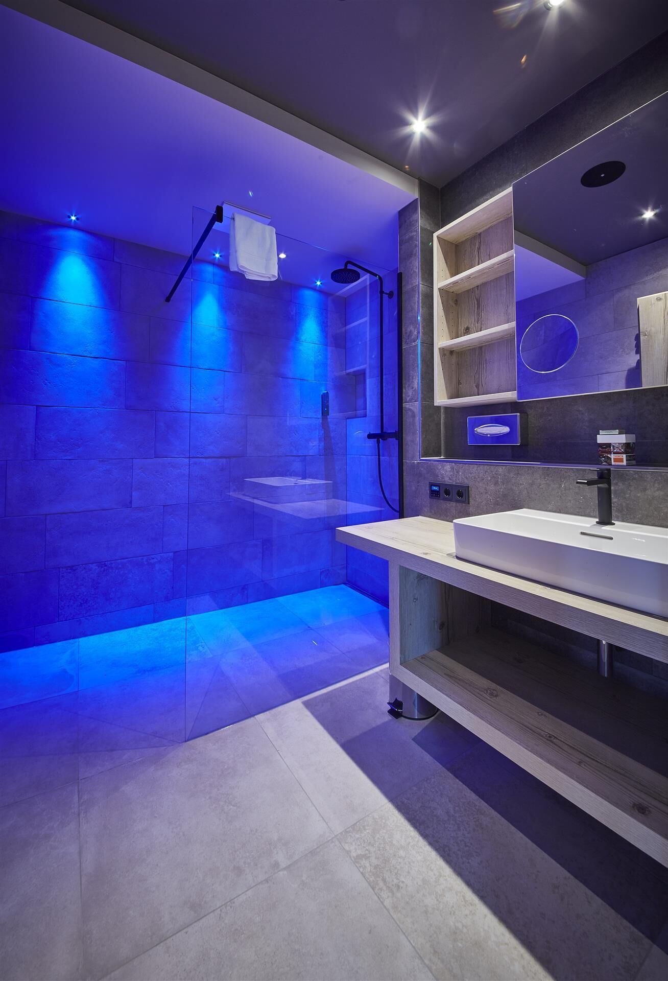 deluxe apartment | bathroom | free toiletries, bathrobes, towels