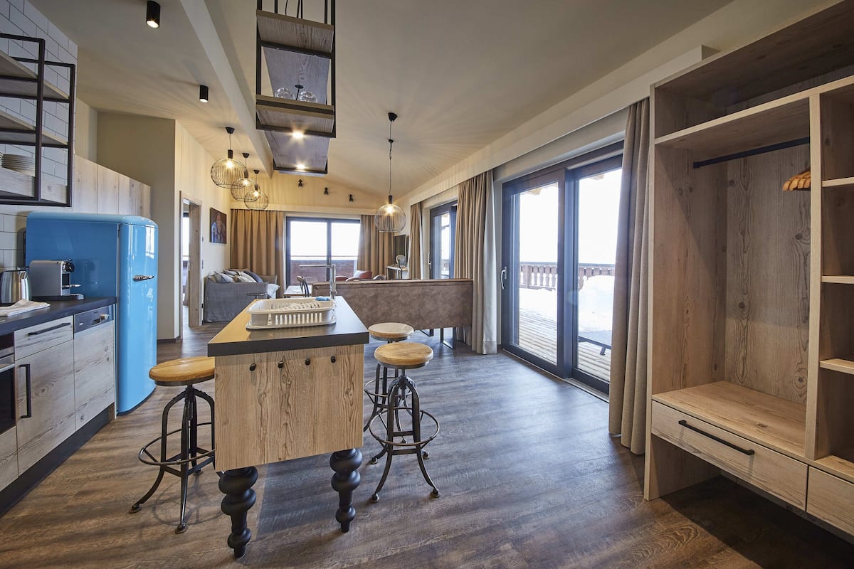 penthouse mit sonnenterrasse und aussensauna | living area | flat-screen tv