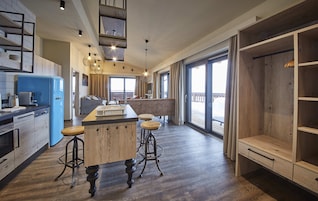 Penthouse mit Sonnenterrasse und Aussensauna | Living area | Flat-screen TV