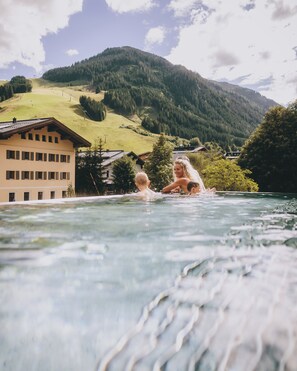 Outdoor pool - THOMSN Central Hotel & Appartements (Saalbach-Hinterglemm)