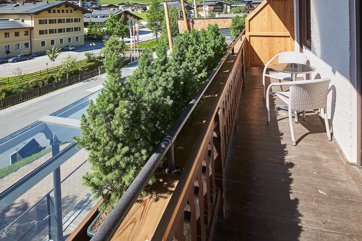 Een balkon met uitzicht op een stad en bergen.