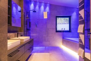 Rooftop Appartement mit Sonnenterrasse | Bathroom | Free toiletries, bathrobes, towels - THOMSN Central Hotel & Appartements (Saalbach-Hinterglemm)