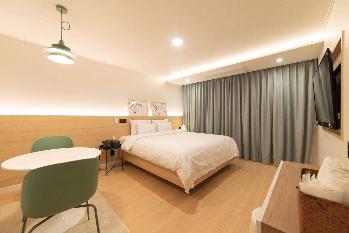 Chambre Double Standard | Décoration personnalisée, ameublement personnalisé, bureau