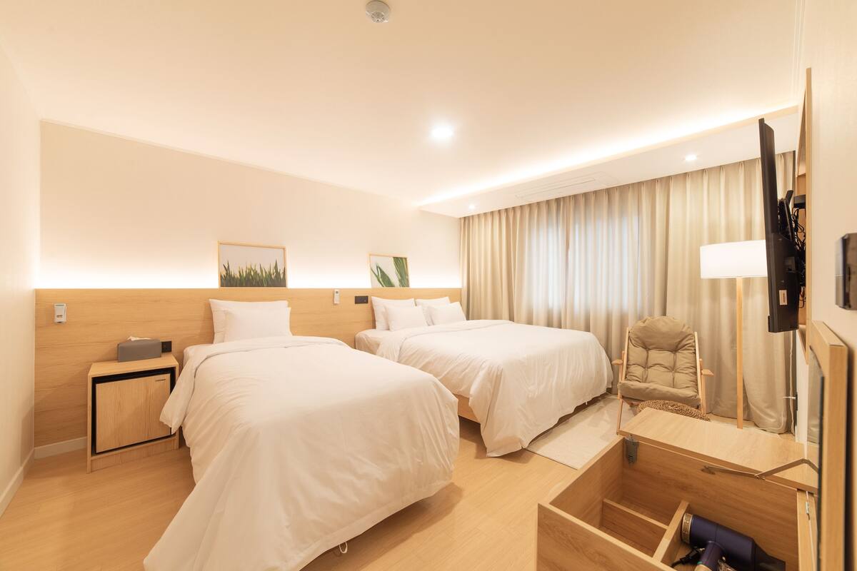 Chambre Familiale avec lits jumeaux | Décoration personnalisée, ameublement personnalisé, bureau