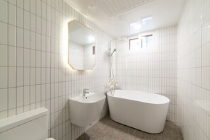 Combined shower/tub, deep soaking tub, free toiletries, hair dryer