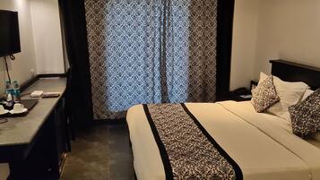 Executive Room | In-room safe, desk, blackout curtains, soundproofing