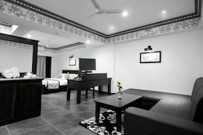 Cofres nos quartos, escrivaninha, cortinas blackout