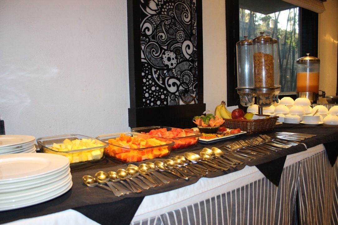 Ein reichhaltiges Buffet mit verschiedenen Speisen und Besteck.