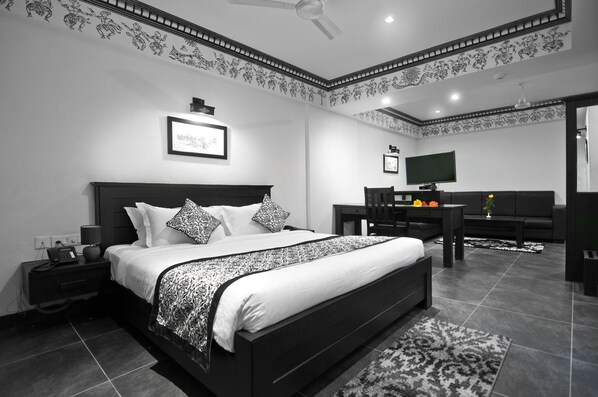 In-room safe, desk, blackout drapes, soundproofing - Liwa- The Transit Hotel (Bengaluru)