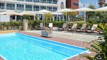 Outdoor pool, pool loungers