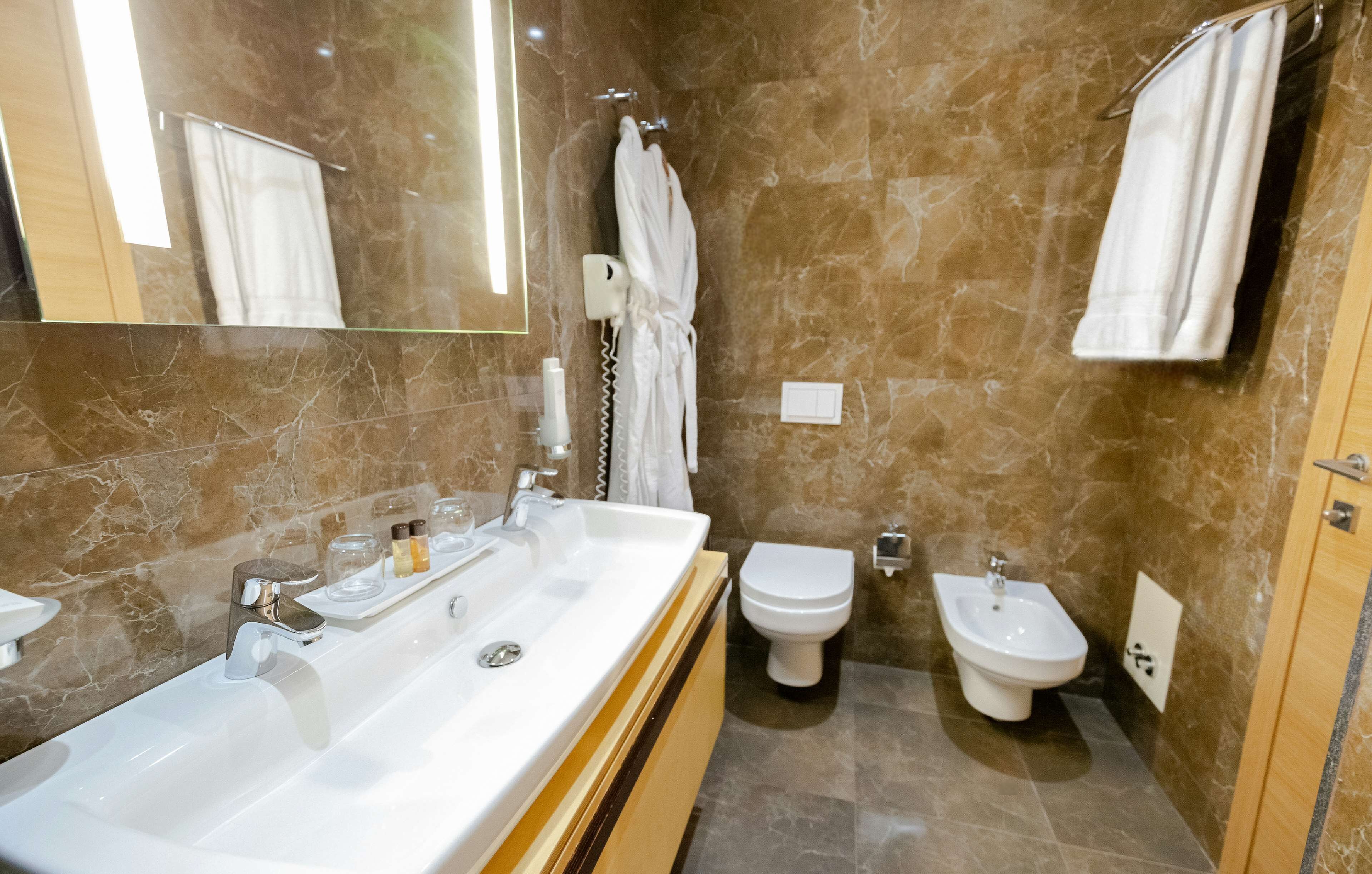 comfort room, 2 single beds, non smoking | bathroom | eco-friendly toiletries, hair dryer, bathrobes, slippers