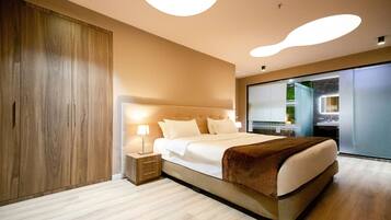 Minibar, in-room safe, desk, laptop workspace