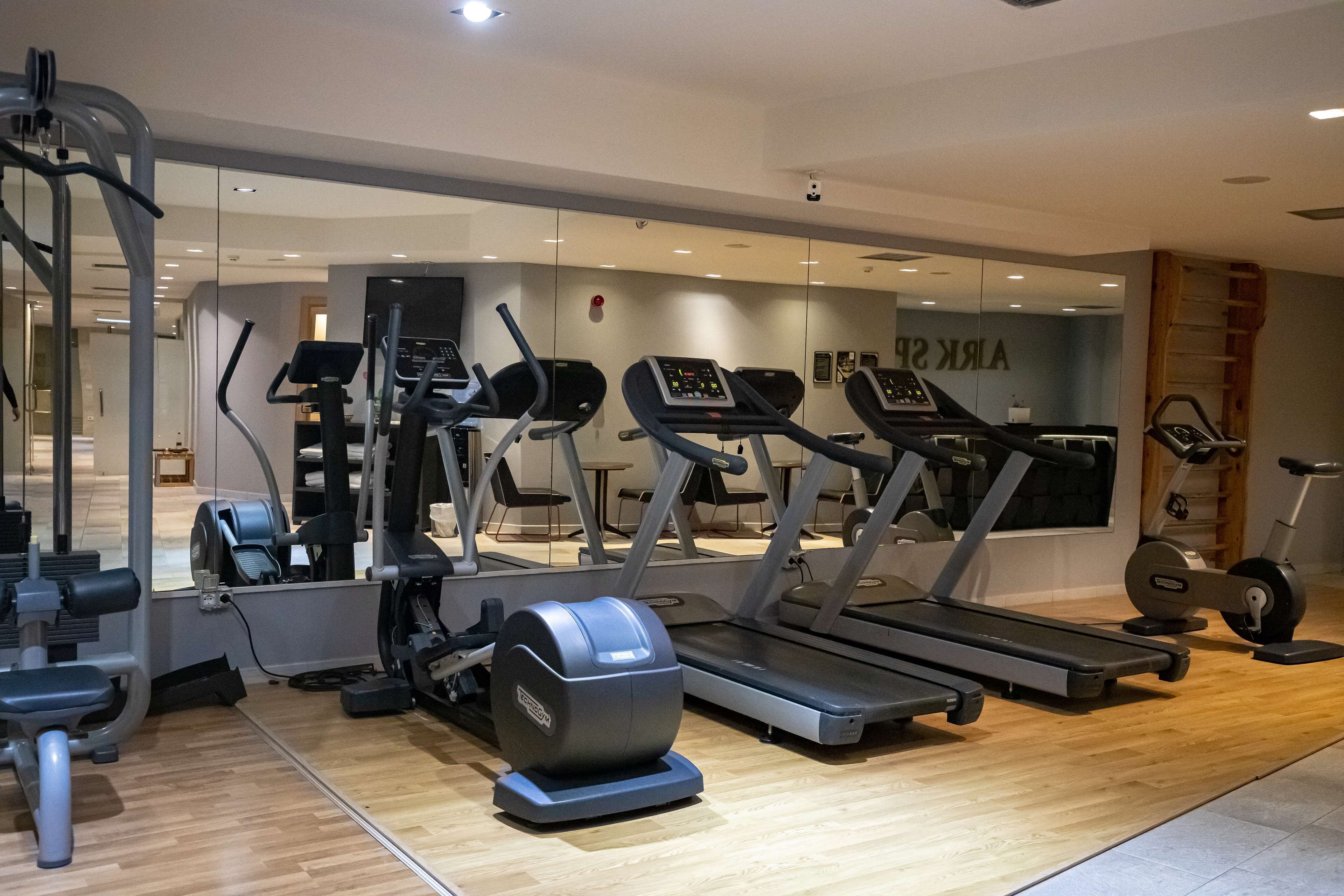 Academia com esteiras, elípticos e equipamentos de musculação.