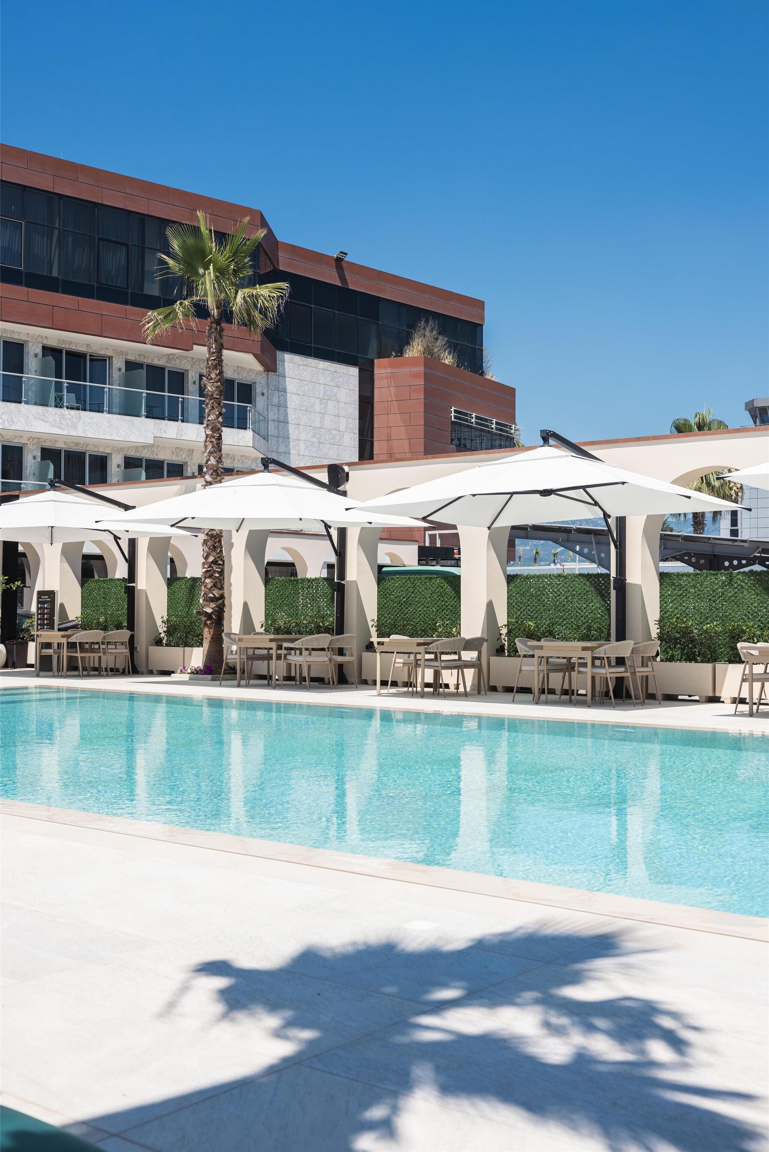 Een buitenzwembad en ligstoelen