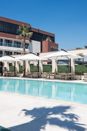 Outdoor pool, pool loungers