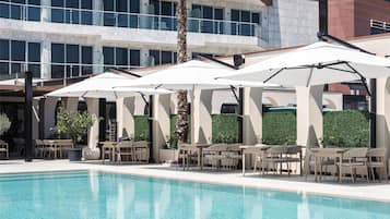 Utomhuspool och solstolar