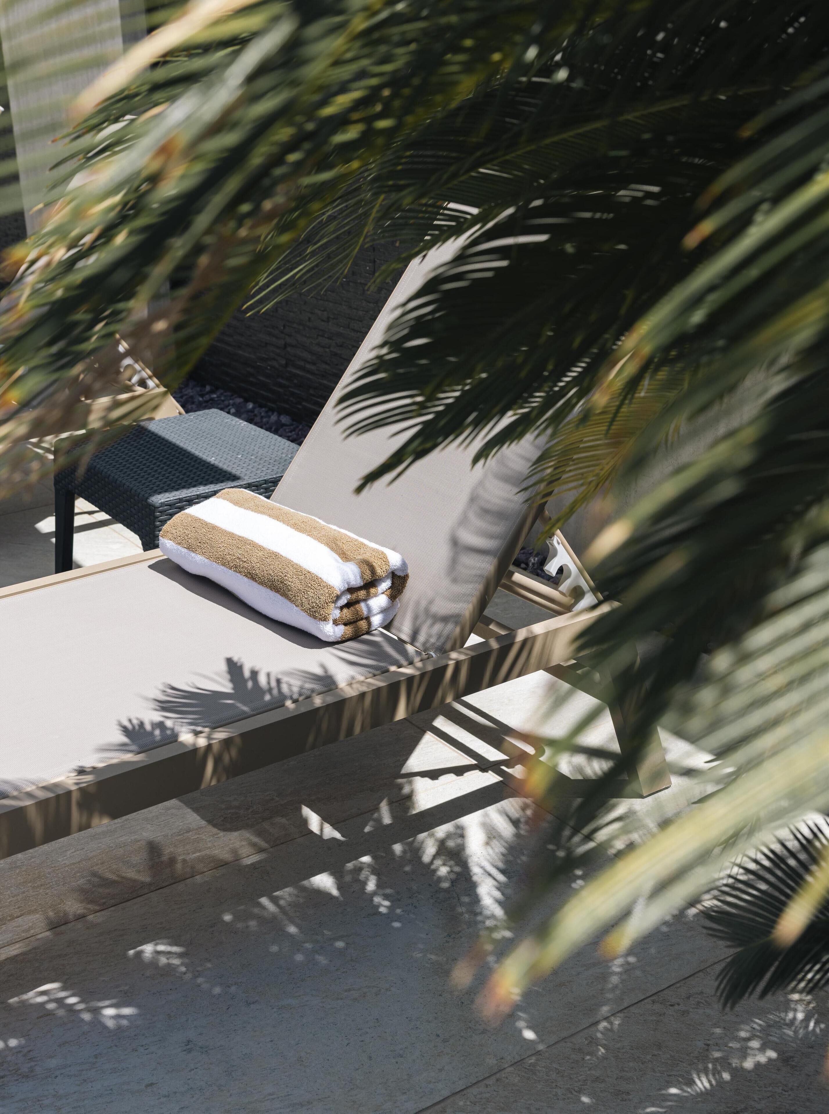 Piscine extérieure, chaises longues