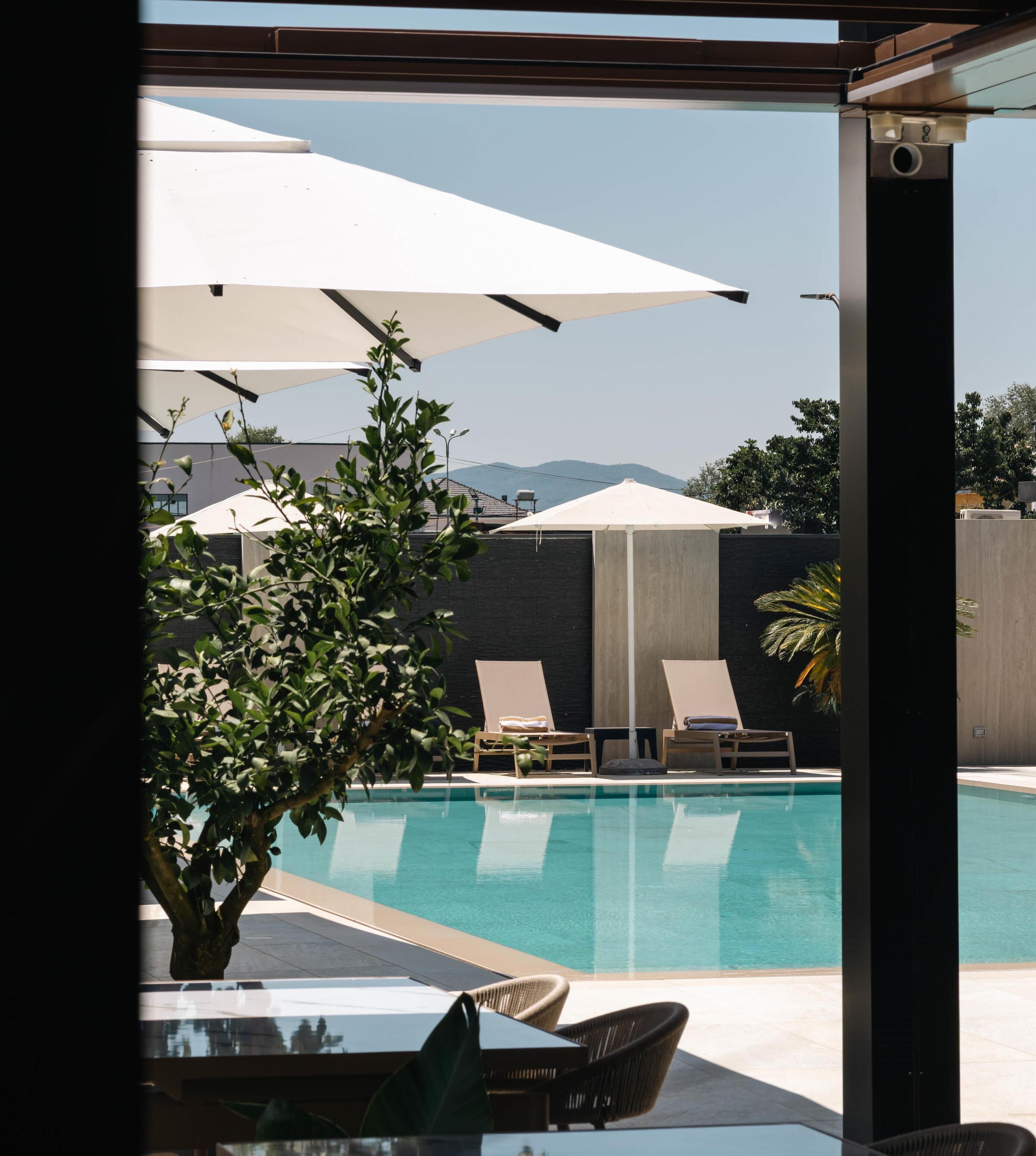 outdoor pool, pool loungers