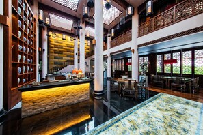 3 restaurantes, se sirven desayunos, comidas, cenas y mariscos