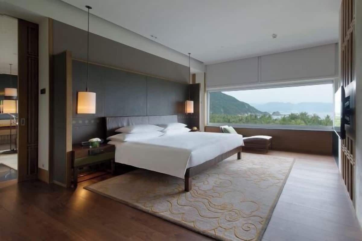 Premium bedding, minibar, in-room safe, desk