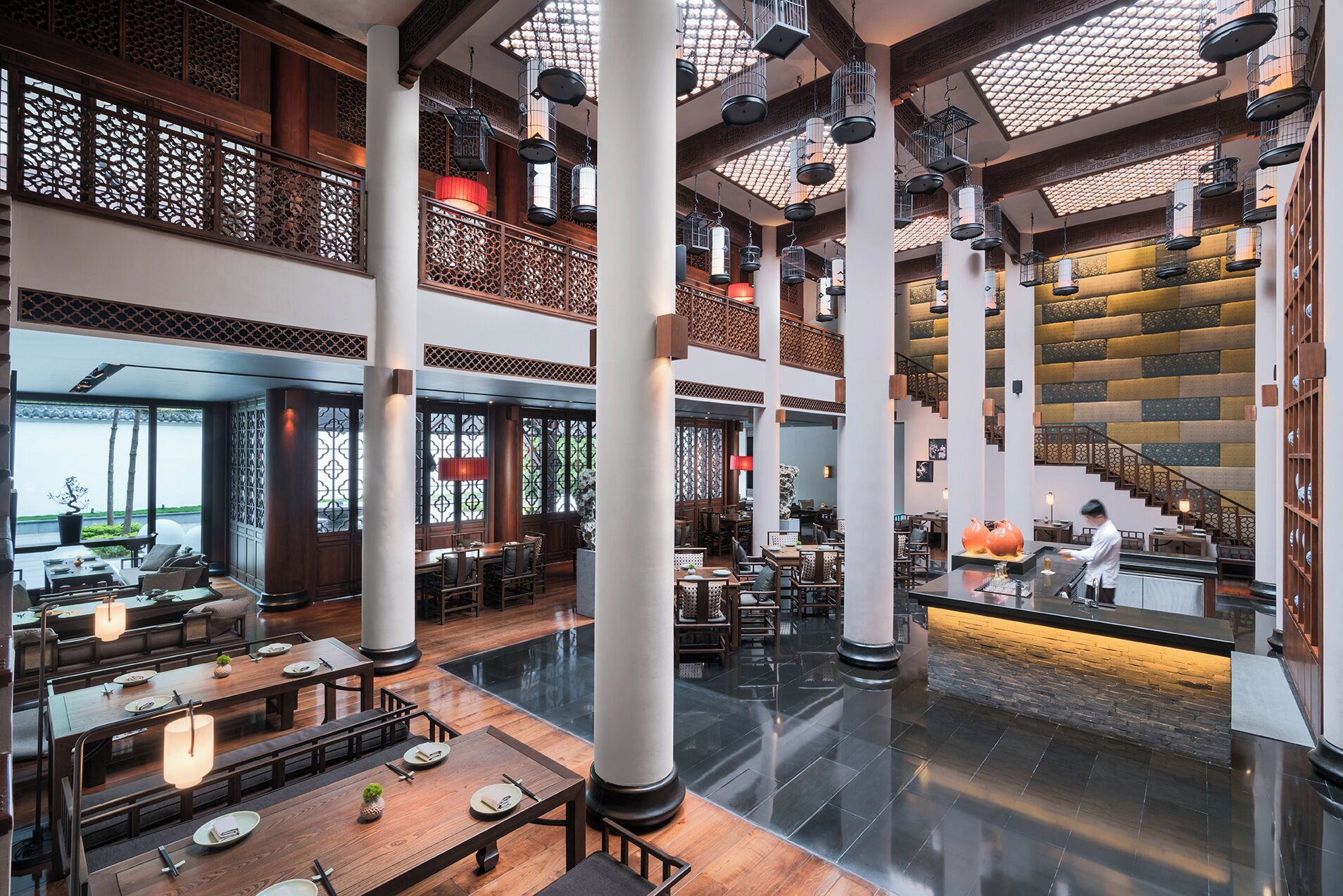 3 restaurants, breakfast, lunch, dinner served; seafood