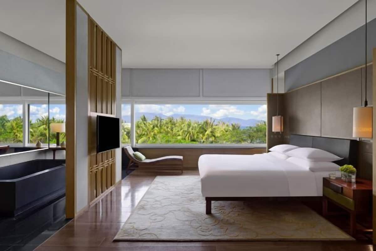Luxe beddengoed, een minibar, een kluis op de kamer, een bureau