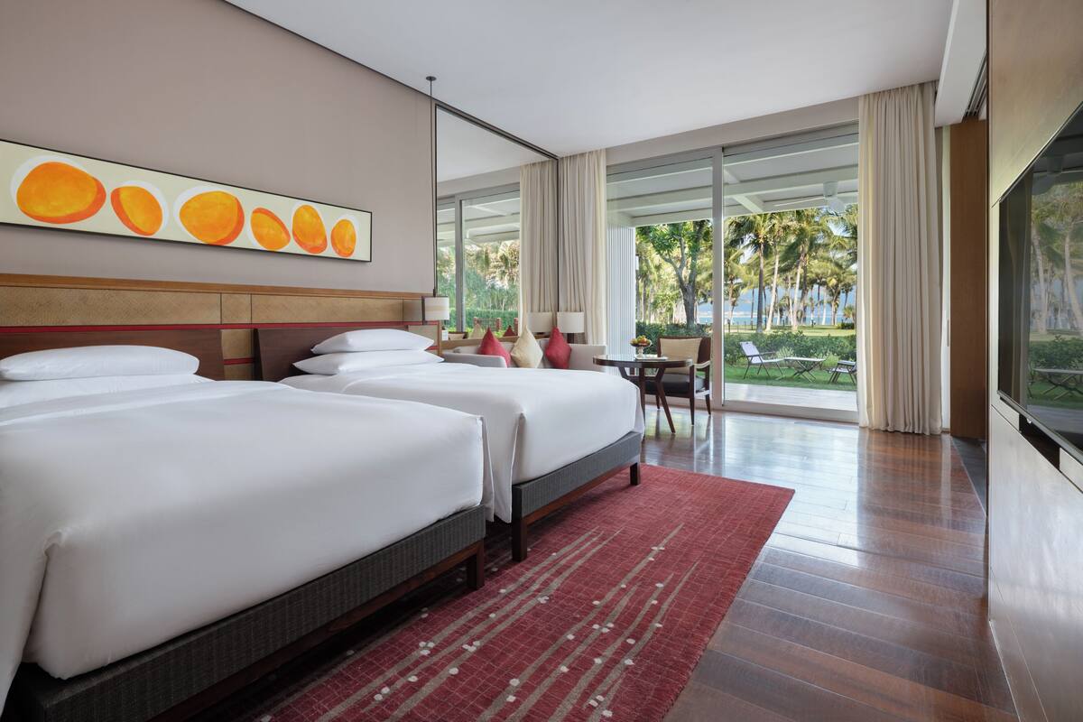 Phòng, 2 giường đơn, quang cảnh biển, khu vực sân vườn | Bộ đồ giường cao cấp, minibar, két bảo mật tại phòng, bàn 