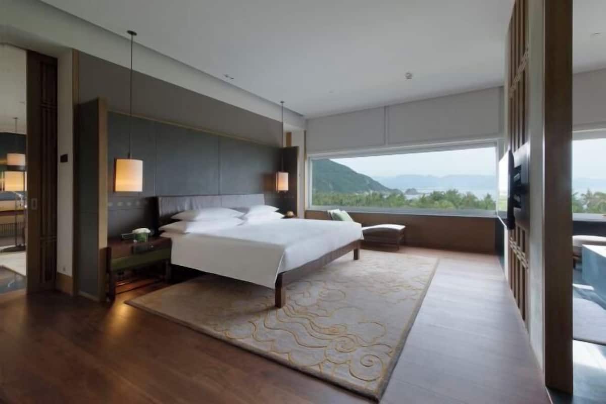 Premium bedding, minibar, in-room safe, desk