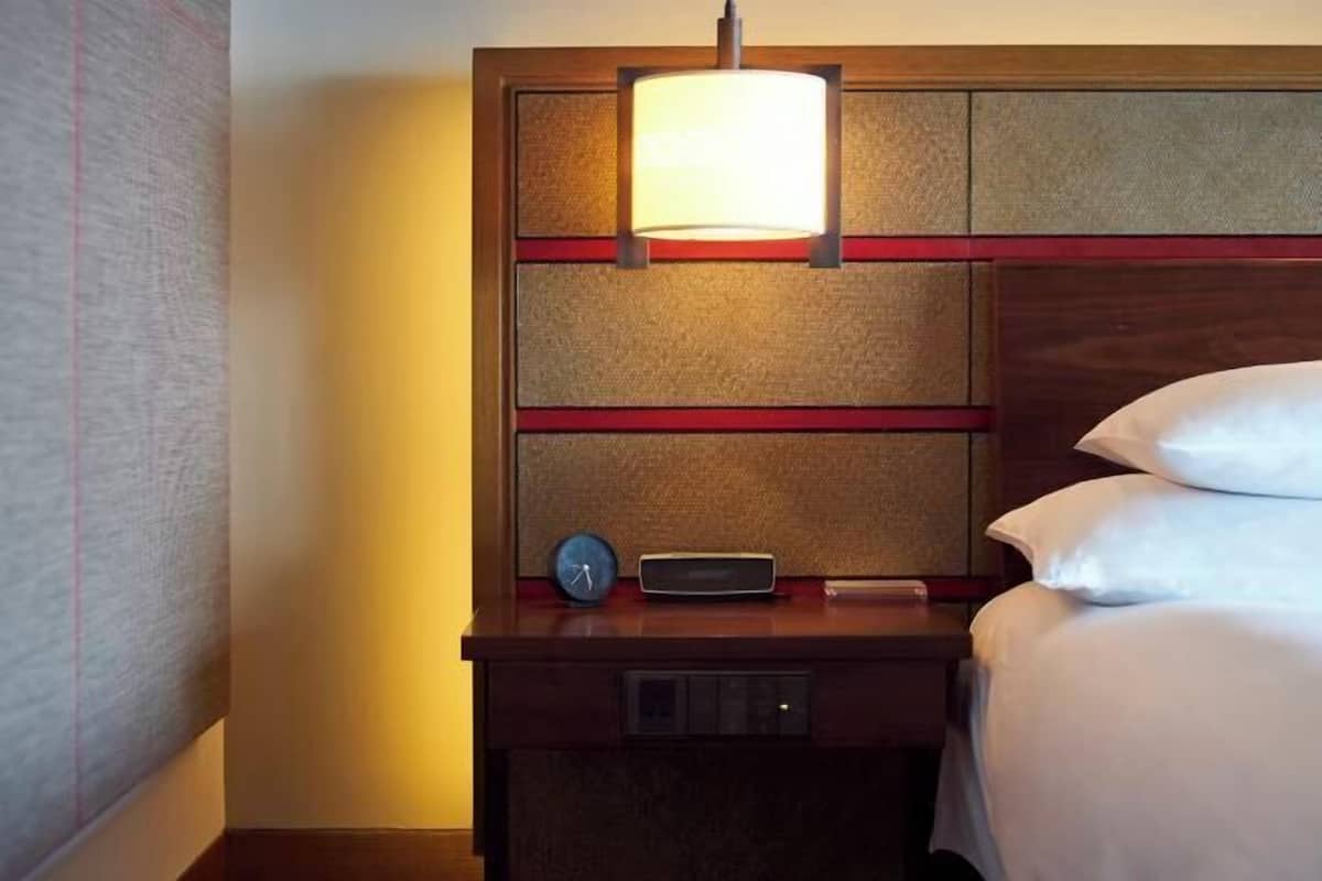 Luxe beddengoed, een minibar, een kluis op de kamer, een bureau