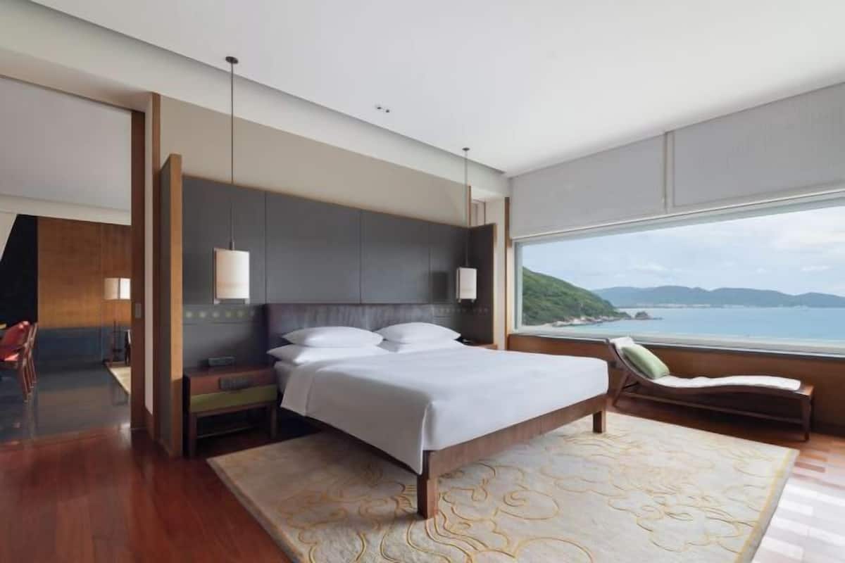 Luxe beddengoed, een minibar, een kluis op de kamer, een bureau