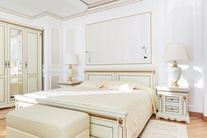 Departamento, 1 cama King size | Caja de seguridad en la habitación, escritorio y insonorización 