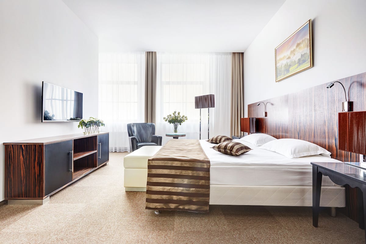 superior studio | in-room safe, desk, soundproofing, iron/ironing board