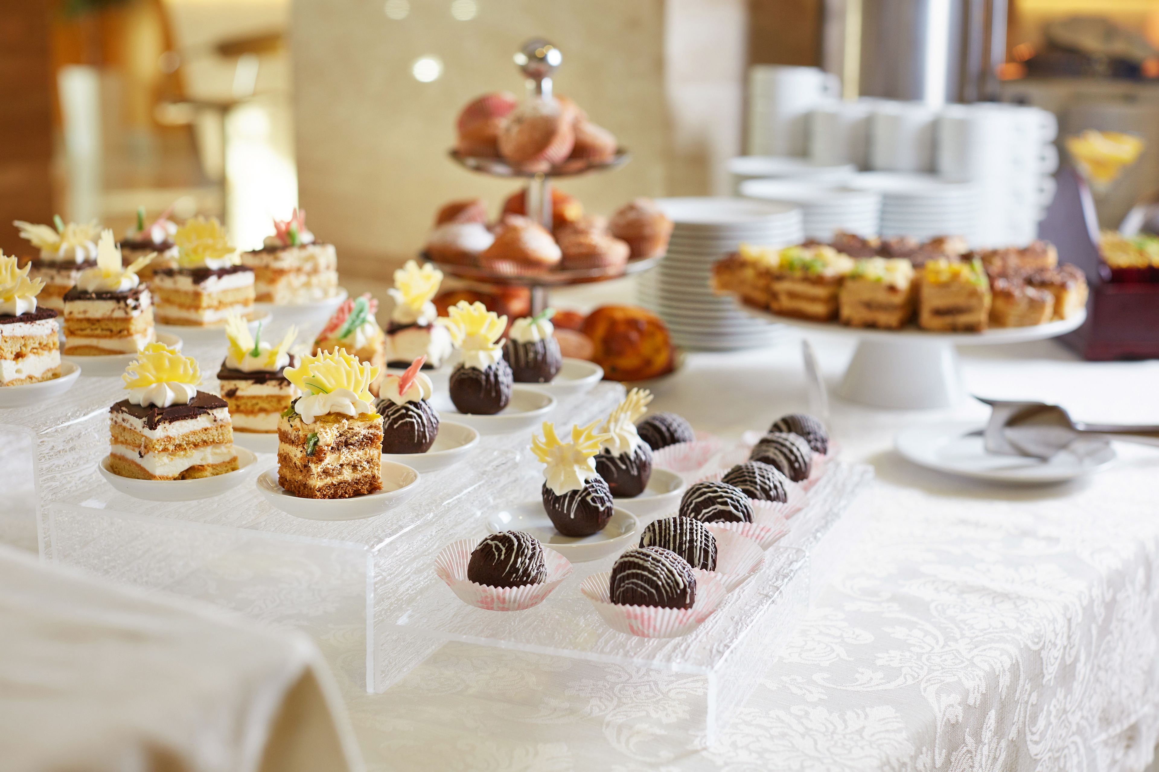 Une table de buffet proposant divers desserts et pâtisseries.